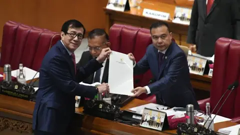 Alhamdulillah, Puji Syukur pada hari ini Selasa 6 Desember 2022, Rapat Paripurna DPR RI telah mengesahkan RUU KUHP menjadi Undang-Undang.  KUHP adalah UU paling lama yang berlaku di negeri ini, bahkan sejak zaman kolonial Belanda yaitu sejak tahun 1918. Ada banyak persoalan di dalamnya yang dinilai tidak sesuai lagi dengan kondisi dan dinamika yang ada.  Proses pembaharuan dan pengubahan (revisi) telah lama dilakukan, sejak 59 tahun yang lalu, bermula pada tahun 1963 hingga saat ini.  Proses pengubahan dan pembaharuan dilakukan secara hati-hati, melibatkan banyak pemangku kepentingan, transparan, partisipatif, dan telah mengadopsi berbagai gagasan dari publik.  Kajian, diskusi dan sosialisasi terkait RUU KUHP dilakukan secara intens untuk menghasilkan produk hukum maksimal yang dapat mengakomodir seluruh aspirasi. Minimal mengambil jalur moderat berjalan di tengah-tengah, diantara banyak perspektif. Karenanya, revisi terhadap KUHP jelas bukan proses simsalabim. Pergerakan pemikiran hukum, dinamika bangsa serta dialektika atau diskursus dalam masyarakat yang begitu intens menjadikan KUHP membutuhkan waktu yang sangat panjang untuk diubah.  Sementara di sisi lain masyarakat semakin kencang meminta agar produk hukum warisan kolonial ini diubah segera.  Tidak ada gading yang tak retak, diakui itu dengan lapang dada. Tidak akan pernah mungkin ada satupun kebijakan negara yang bisa 100% memuaskan semua orang. Pasti akan ada pihak yang tidak sependapat dan atau tidak setuju. Hari ini bangsa Indonesia harus bangga karena berhasil memiliki KUHP sendiri, bukan buatan negara lain. Pengesahan RUU KUHP menjadi UU bukan semata momen historis, namun menjadi titik awal reformasi penyelenggaraan pidana di Indonesia.  KUHP produk kolonial tidak relevan lagi dengan Indonesia. Sementara KUHP baru sangat reformatif, progresif, juga responsif dengan situasi di Indonesia. Selamat !