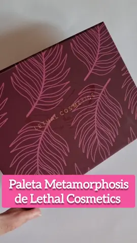 🌟Nueva Paleta METAMORPHOSIS de LETHAL COSMETICS (swatches)🌟 Hola chicas! Hoy os comparto swatches de una de las  nuevas preciosas paletas de sombras  de @Lethal Cosmetics  , en este caso METAMORPHOSIS.  Su packaging es de cartón duro y cierre imantado.   Cuenta con un espejo en la parte interior de la tapa y con  12 sombras extraibles (en la parte de atrás encontramos unos agujeros para poder sacar las sombras y reponer por una nueva si hace falta, ya que estas sombras están disponibles también a la venta ta por separado.    En esta paleta hay 6 sombras mate de muy buen pigmentación aunque son modulables, y 6 sombras brillantes divinas 🤩.   Os dejo los nombres por fila de de izquierda a derecha: Fila 1: Ethology, Mantis,  Monarch y Orchard.   Fila 2: Cocoon, Predation, Symmetry y Queen. Fila 3: Hexapod, Volant, Solitary y Swarm.   Las sombras brillantes son (de arriba a abajo en el video):  -Ethology, Mantis,  Orchard,  Queen,  Volant y Solitary.   Por ahora esta paleta solo está disponible en la web de Lethal, pero como ellos están en Alemania,  no hay problemas con aduanas, así que no hay recargos ni problemas para que os llegue bien.  Además,  Lethal es una marca Vegana y Cruelty Free altamente recomendable 👌.    ¿Que os parece? ¿Ya habéis probado algo de la marca? CONTADME ⬇️  #newmakeupproducts #newindiemakeup #indiemakeup #lethalcosmetics #lethaleyeshadows #metamorphosispalette #swatches #nuevomaquillaje #novedadesmaquillaje #crueltyfreemakeup #veganmakeup #eyeshadowswatches #eyeshadowpalette #paletadesombras #maquillajevegano #maquillajecrueltyfree 