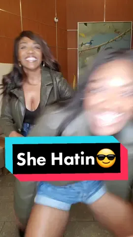 We fight in every dance we do 🤣 dc: @mxdiisyn #dancepartner #taptaptap  #twinning #momanddaughter #momanddaughterdancechallenge 