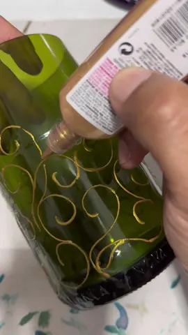 Ornamento barroco com tinta relevo.  #baroque #barroco #ornaments #arabesque #arabescos #reliefpainting #3dpainting #handmadecraft 