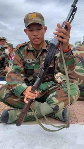 មេរៀនសភាវុធថ្ងៃដំបូង រៀនដោះអាវុធ ដាក់អាវុធ បើមានការខុសឆ្គងត្រង់ណា កុំប្រកាន់អី ជួយណែនាំបន្ថែមផង👨‍✈️☺️♥️ 05/12/2022🥰 @put_davathana @barang_d11 @narith554 @yivannak @sothsoeurnpisey61 #កូនអ្នកបាត់ដំបង #បញ្ជាការដ្ឋានកាំភ្លើងធំអគ្គបញ្ជាការ👮 #ជំនាន់ទី៦👨‍✈️