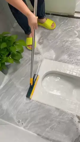 sikat kamar mandi lantai wiper adalah sikat dorong tangkai panjang jadi gak perlu jongkok jongkok sikat ini juga dilengkapi dengan wiper pengering air dan busa sabun.  #sikat #sikatkamarmandi #sikatlantai #sikatdorong #sikattangkaipanjang #sikatpembersihwc 