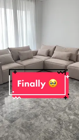 Heute ist endlich mein erstes Möbelstück angekommen. Finde die Couch so schön! Lasst mich in den Kommentaren wissen ob ihr zukünftig noch mehr von meiner Einrichtung sehen wollt! #umzug #einrichtung #interiordesign #fyp 