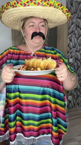 Amigos mistrz HOT-DOGA🤣 z Berlinkami z Chorizo🥰 u nos styl meksykański a u was jakie Berlinki królują na stole?🤩 #Berlinki #Reklama [Reklama marki Berlinki]