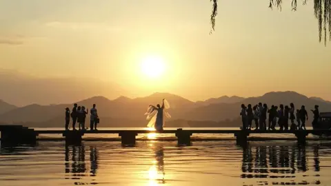 Shadow under Sunset #fyp #dance #chinesedance #hanfu #chineseancientcostume #chineseculture #ancientcostume #ancient #sunset 
