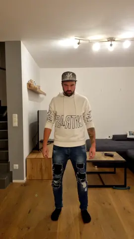 Bistu deppat das sich de ganzen Tik Toker da ned blöd vorkommen 🤣😝🙈 #tiktok #trend #schämen #nedmeins #tanzen #spaß #rythmus #chacha #marcowagner 