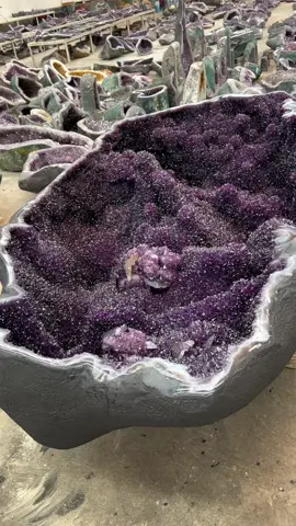 Ametista maravilhosa… 💚💛💗 #stonework #amopedras #puraenergiapositiva #puraenergia #energialimpa #energia #crystal #colector #decoration #decoration #decorating #decor #crystaltok #lovestone💕 #lovestones💎 #lovestones #amethyst #amethystgeode #amethyststevenuniverse #amethystcrystals 