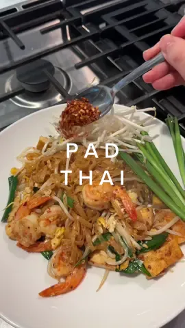 ✨ 𝙋𝙖𝙙 𝙏𝙝𝙖𝙞 ✨ fresh squeez lime juice and topped with crushed peanut before you eat 🥹✨ #padthai #thaifood #food #Foodie #cookingvideo #cooking #homecooking #bakewithfreya #ผัดไทย #อาหารไทย 