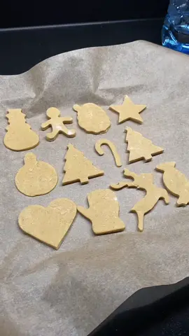 making gingerbread🍪💗 #fypシ #christmas #🎄🎁☃️ #viral? #Vlog #christmas⛸️❄️🎅🏻 #foryou #preppy #preppyvlogs 