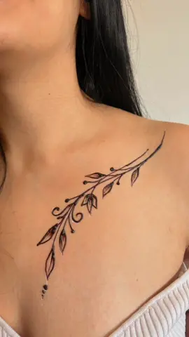 رسمة تاتو حناء عند عظمة الرقبة 🌹 #henna #حناء #hennaart #hennatattoo #hennaartist #hennatiktok #hennadesign #hennatutorial  #hennatips #blackhennatattoo  