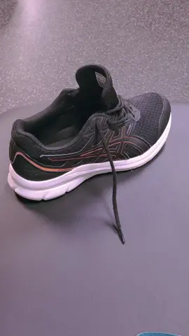 It's easy to trim and fit your new custom orthotic for a perfect fit ! #orthotic #footpain #heelpain #heelpainrelief 