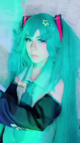 i can never get good drafts in miku because of how heavy this wig is #katzecollective #miku #hatsunemiku #vocaloid #vocaloidcosplay #cosplay #cosplayer #fyp #foryou 