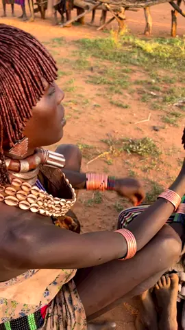 The most famous traditional hair style of Hamer tribe women. Hamer tribe women have an interesting hairstyle made from ochre mixed with binding resin or butter.   #bonahamer #hamertribe #hamertribeswomens #womenhairstyle #unchangedculture #traditionalhairstyle #loweromovalley #Ethiopia_Africa🇪🇹 