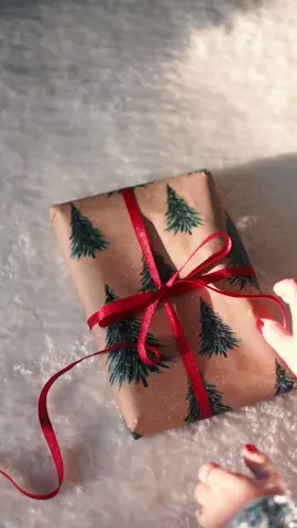 @postcardsfromhawaii believes that the festive season is about ensuring loved ones “feel as special as they are” - Look to our Signed Notebook to jot down memorable moments with style #DuneLondon #Startwiththeshoes #giftingideas #giftideas #giftwrapping 