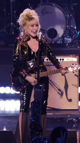 If I’m gonna be in the @rockhallfame, I’m gonna have to earn it! 🎸 #rocknroll #halloffame #rockstar