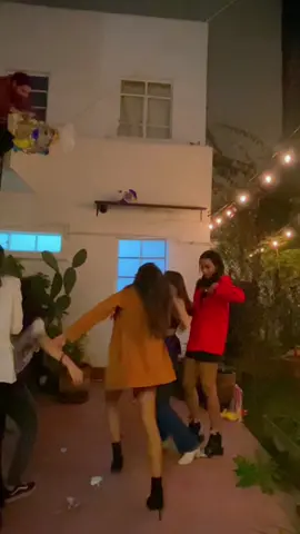 Partele su madre hermana 😂😂🤣🤣🤣 cuando haces posada con tus amigos y se agarran a madrazos por los dulces de la piñata 🪅🎄🤣 #fypシ #contenido #humor #ceatelevisa #actores #amigos #partelesumadrehermana 