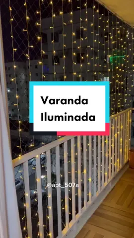 Temos varanda iluminada pro natal! 😍🎄 Colocamos a cortina com 500 leds e 2,5x3,00m. Ela é branco quente e as lâmpadas não piscam!   Eu amei o resultado e vcs? Encontrei dela na @florarte.loja🎄🧑‍🎄  #natal2022 #natal #decoracaodenatal #cortinadeled #iluminacaodenatal #varandailuminada #iluminaçãodecorativa #nataliluminado #decoração #varandapequena #construtoracarrilho #auroradopaulista #dicas 