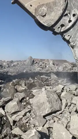 Love the sound of rock breaking.#heavyequipment #rockripper #earthworks #dirtwork #excavators #fyp 