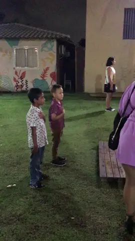 Fomos na formatura da minha sobrinha e o irmão dela ao ouvir o hino nacional… o colega ao lado até se posicionou da mesma forma ao ver sua postura. É sobre isso!!! 👏🏼♥️