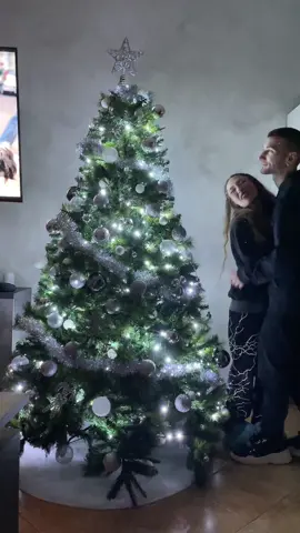 Non avevo intenzione di fare l’albero quest’anno per ovvie ragioni, però è il primo anno nella nostra nuova casa e mi sembra anche giusto inaugurarla ma soprattutto fare felice bellissimo fidanzato💜 Mi piace davvero tanto, a voi?🥰🎄 @stevewolf17 