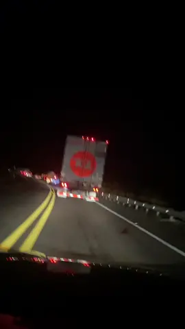 Me Fascina esta carretera y manejar de noche. 