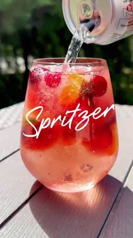Spritzer navideño #spritzer #winespritzer #whitewine #tragos #cocktails #cocteles 