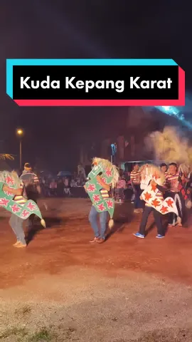 Tengah syok tengok kuda kepang sekali orang sebelah masuk isim daa, dah tak pepasal aku dapat makan kaki free 😂😂😂.  #pestabulanmengambang #kratonembahanang #fyp #penutup2022 #kudakepangjohor #kudakepangkarat #paritbugismuar #budayajawa 