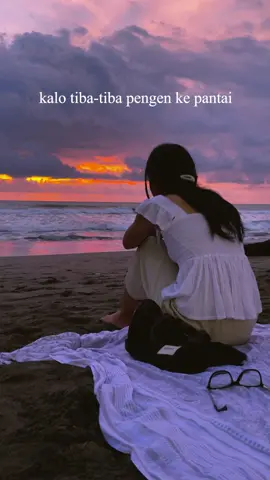mandangin pantai, denger suara ombak tiba2 nangis aja, tapi abis itu lega :)   gw sendiri bisa duduk di pantai liatin ombak sambil denger lagu berjam-jam ampe gelap.  (untung gak dibawa wewe gombel) 😂 kadang isinya obrolan dengan diri sendiri, marahin diri, ketawain diri, sayangin lagi. kadang juga keputer lagi dikepala memori2 indah tapi juga bikin sedih. kadang yaa cuma terhanyut aja mandangin betapa luas nya laut dan betapa kecilnya kita. di pantai, semua rasa jadi bisa dirangkul dan mendapatkan tempatnya  #pengenmain #beach #quotesindonesia #selfhealing #hiling #selfcareindonesia #pantai #selflove #fypdongggggggg 