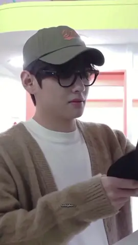 shopping date😝 #kimtaehyung #taehyung #bts 