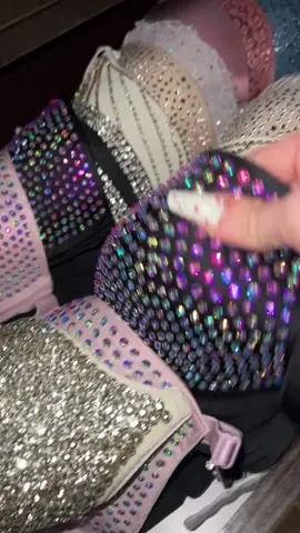 Goodnight babes!! If y’all love these videos and want to have the similar night routines I have, I have a very exciting announcement that I’ll be sharing very soon so stay stunned!!!💗 #rhinestone #showertok #nightroutine #girly #shine #girls #pink #feminine #itgirl #thatgirl #shower #routine 