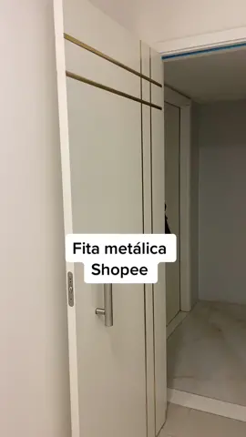 Fita metálica shopee 30,00 Procurar assim no app:  Fita plástica metalizada para decoração - com fita dupla face 3M - rolo com 5 metros.  #foryou #foryoupage #pravoce 
