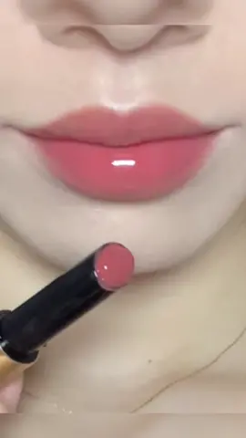 Love this!!!❤️ I could go two hours without drinking water to keep this shade on my lips🤣🤣🤣#hourglass #lipsticktutorial #lipcolourchallenge #makeuptutorial #pinklipgloss #everydaymakeup #lipstick #beautyhacks #fyp