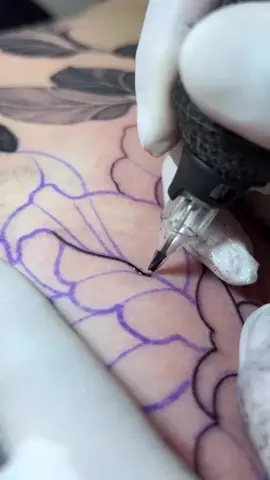 Tattoo in slow motion.@zeetattoo #tattoo #tattoos #tattooartist #tattoolover #tattooideas #tattootiktok #tattooed #tattooart #yuelong #yuelongtattoo