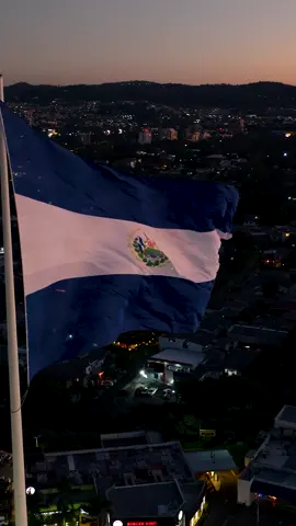 La bandera más grande de El Salvador 🇸🇻 en estos atardeceres de diciembre 🌇 //📍San Salvador 🇸🇻 #flag #ElSalvador #elsalvadortravel #sunset #drone #footage #contentcreator #sivar #travelers #salvadoran