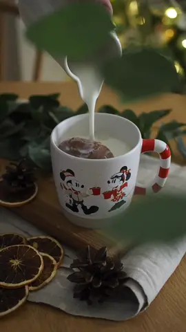 Kindermunista saa hauskat kaakaopommit vaikka lahjaksi ystävälle!  Sisällä on kaakaojauhetta, vaahtokarkkeja ja nonparelleja. Lopuksi pintaan suihkautettiin kultasuihketta ✨  Kinder surprise egg make a delicious hot chocolate bombs. These are perfect gift filled with cocoa powder, sprinkles and marsmallows. Finish with some edible gold spray and white chocolate ✨  #gift #joululahja #lahja #kaakao #hotchocolate #hotcocoa #hotchocolatebomb #DIY #teeseitse #easydiy #xmas #christmas #joulu 