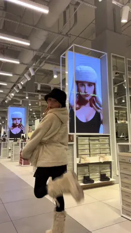 Kolekcja #FutureFluffy od #JennyFairy już w CCC ❄️ Który element podoba Wam się najbardziej? Ja uwielbiam te wysokie beżowe buty!  #JFFutureFluffy @cccshoesbags 