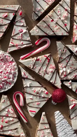 12 Days of Christmas Cookies Day 11!🎄❤️🍪🎅🏻 Peppermint bark Christmas crack!  Buttery toffee covered crackers, topped with a layer of dark chocolate and peppermint white chocolate, sprinkled with crushed candy canes ❤️🤍 #christmascrack #peppermintbark #candycanes #crackertoffee  #christmascookies #12daysofchristmas #12daysofcookies #12daysofchristmascookies #christmasbaking #holidaybaking #cookiesoftiktok #christmascookies2022 #bestcookies 