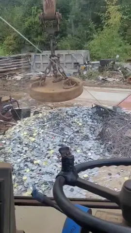 Super magnetic crane 🌍 #iron #recycling 