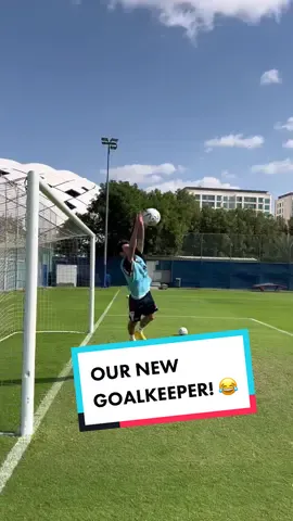 No gloves, no problem! 😅 #Arsenal #Football #Training #Dubai 