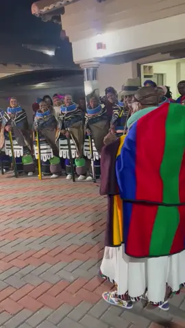 Bakwa ndiyase. Thjigwana gegana sgadasandlovu.❤️ umthombo ongatjiko 🔥🇦🇲#fypage #foryoupage #fyp #viral #kwandebeletiktok #kwandebelecomedy #proudtobendebele #proudlyndebele #kwandebele #iqude #KwaThombeni #abomma 