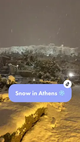 Definitely an unusual Athens ❄️ #tiktokgreece #fyp #greece #grecia #kreikka #snow #snowinathens #athensgreece #athens 