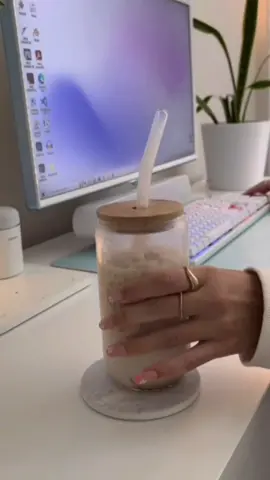 Está com dúvida em o que dar de 🎁 de Natal?  Essa é uma ótima opção para você presentear...  Esse copo de vidro com um formato super moderno com tampa de bambu é canudo de vidro 🤩  Quem não vai amar?  Presenteie quem você ama com produtos de qualidade   Adquira o seu clicando no link da bio  @dra_kasa   #copodevidro #canudodevidro #copodevidrocomcanudo #exploration #viral 