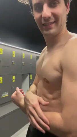 Pendant ce temps a Fitness Park 😀 Une séance de sport fun 😉  #sport #workingout #tiktok #trend10k #fitnesspark #BookTok #monanneedemusculation #fun #exercices #funnyvideos #videosofsport #nike #lululemont #hongkong #enjoy #abs #enjoy #parisien #garedelyon #ideesalle #funny 