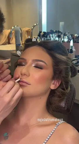 Me senti a propria pri lessa maquiando a VF! Kkkk espero que tenham gostado tanto quanto eu e a cliente maravilhosa! Comentem o que acharam #makeup #maquiagem #makeuptutorial #makeuptiktok #maquiagemtiktok #virginiaezefelipe #virginia 