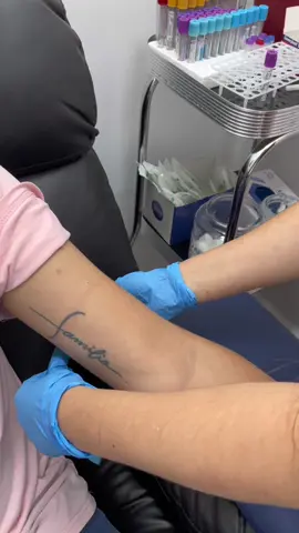 En menos de un minuto realizamos tu toma de muestra sanguínea😄, no tengas miedo, es muy sencillo y nuestro personal está altamente capacitado🥼✨ #laboratory #fypシ #tomademuestra #viral #tendencia #lab #AprendeEnTikTok #sangre #blood #world #trending #miedo #easy #popular #prevencion #cosas 