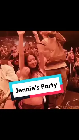 Jennie curtindo uma festinha e não se importando com oq vão falar. It Girl faz isso msm ❤️ #blackpink #jennie #jennierubyjane #theidol #kpop #jenniekim #jennieblackpink #fyp #jacquemus
