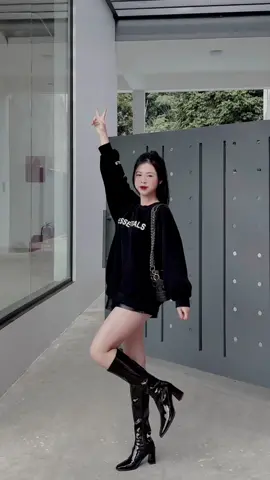 Anh có đứng lại khi em không hề son phấn , chắc còn đứng lại khi em ăn diện đơn thuần ? Gu anh đâu phải quần sooc với hoodie mà là mấy em người mẫu chỉ thích sài gucci....... 