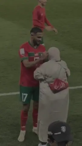 Di Akhir Laga Sofiane Boufal Merayakan Kemenangan Bersama Ibu Tercinta❤️  Dari Pemain Maroko Kita Belajar Dukungan dan Doa Ibu Adalah Di Atas Segalanya 🤲 #sofianeboufal #maroko #🇲🇦 #doaibu #fifawordcup2022 #pialadunia2022 #fyp #viral 