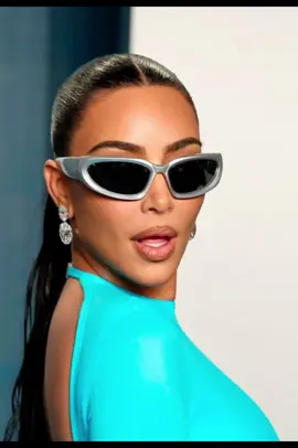 Whether you love this @kimkardashian  styles ?#sunglases #sunglasses #kimkardashian #oscar #oscars#wraparoundsunglasses #sunnies #sunglassesoftiktok #newsunglasses #y2kaesthetic #y2ksunglasses 