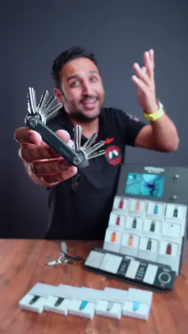 رتب مفاتيحك مع علاقة المفاتيح من ماركة Wunderkey  بإمكانك إضافة العدد الذي تريده من المفاتيح (من ٢ الى ٨ مفاتيح) تحتوي كل علبة على مسمار صغير ومسمار كبير (حسب عدد المفاتيح) عند استخدام العلاقة ووضع المفاتيح داخلها تساعد على حماية اجهزتك و مقتنياتك من الخدوش عند وضعها داخل الحقيبة  متوفرة بالوان واشكال مختلفة  يمكن شراء اكسسوارات العلاقة بشكل منفصل السعر:  يبدأ من 11 دك